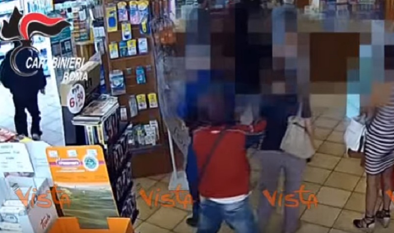 Rapinano farmacia armati di coltelli da cucina, 2 arresti a Roma