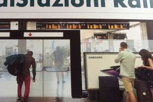 Nero con borsone bloccato dai tornelli. Pubblicità Fs ritirata