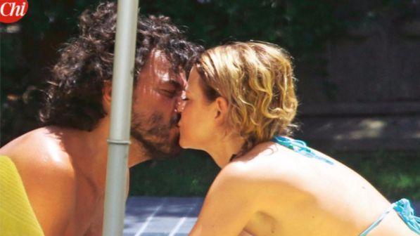 Francesco Renga e Diana Poloni, baci in piscina. Le foto di Chi