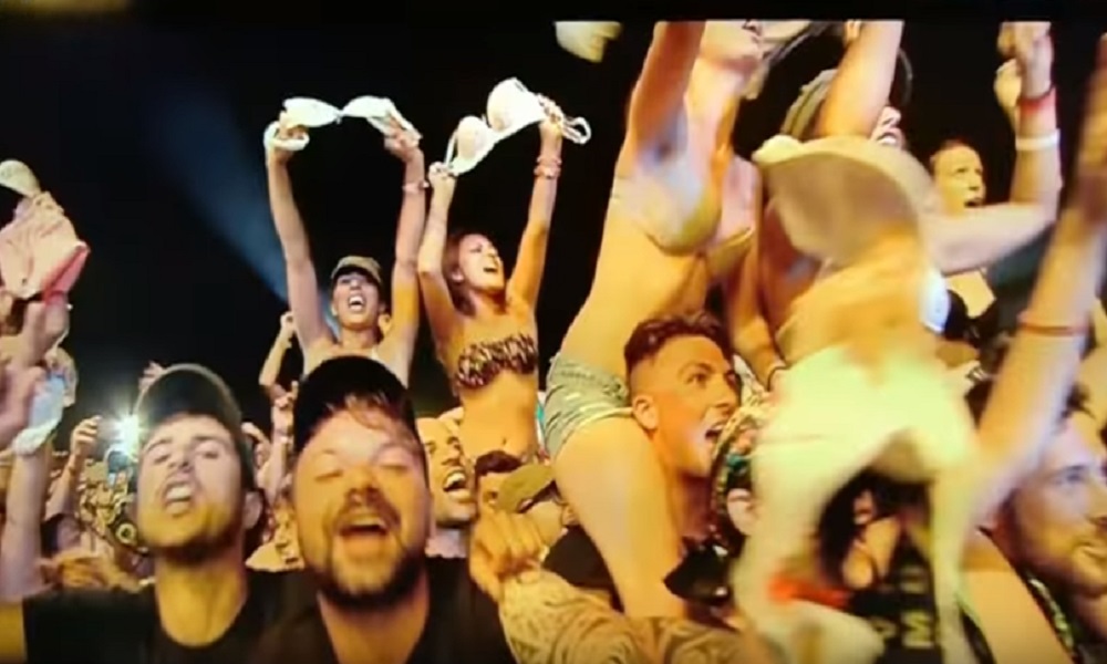 YOUTUBE Vasco Rossi Modena Park: Rewind e le fan lanciano i reggiseni VIDEO INTEGRALE