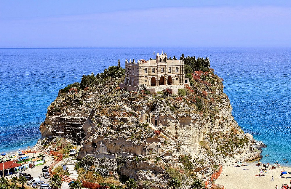 Calabria. Prenotano casa vacanze, il proprietario risponde: "Qui no gay e animali"