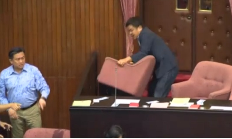 Rissa Parlamento Taiwan: deputati si picchiano, lanciano gavettoni e sedie