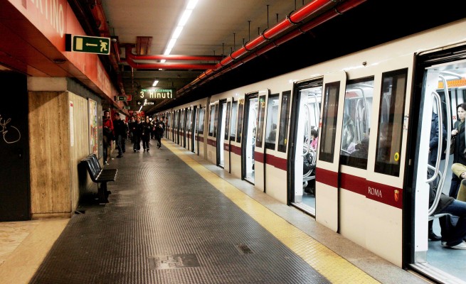 Roma, ragazzina rom aggredisce una donna in metro. Una settimana dopo è tornata