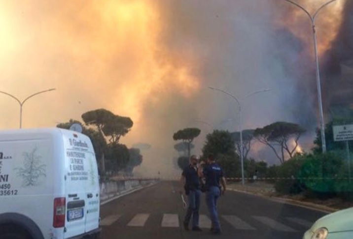 Roma, incendio Castel Fusano: arrestato idraulico, sorpreso ad appiccare il fuoco