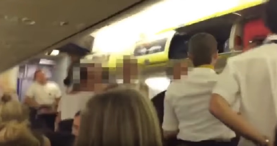 Ubriache a bordo, scoppia la rissa: passeggere costrette a scendere tra gli applausi