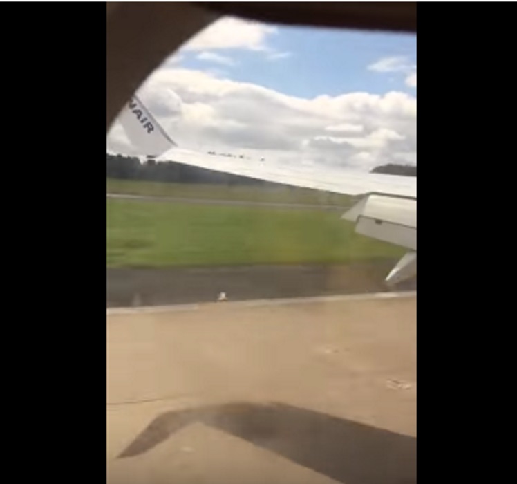 YOUTUBE Ryanair, atterraggio violentissimo: il boato e il panico a bordo