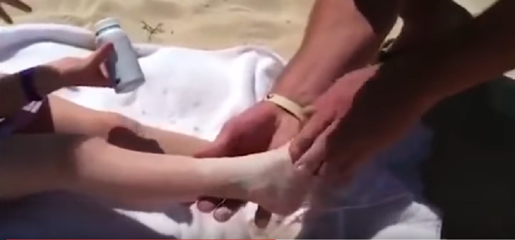 Sabbia sui piedi dopo il mare? Il rimedio semplice per toglierla