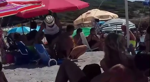 Sardegna, turista butta olio di tonno in mare e un bagnante la riprende. Lei: "Cosa devo fare, portarlo a casa?"