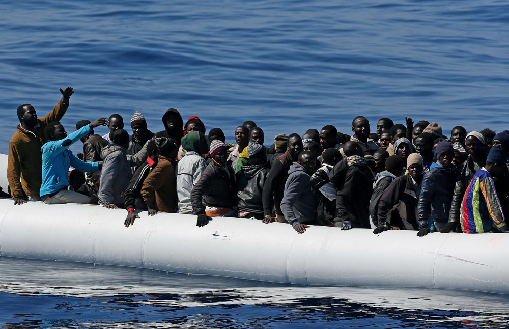 Libia pronta a bombardare gli scafisti che portano i migranti in Europa