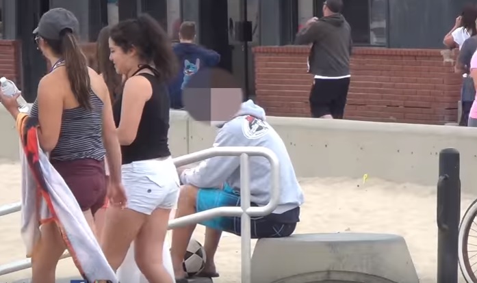 YOUTUBE Il papà ci prova con una minorenne, sua figlia lo vede