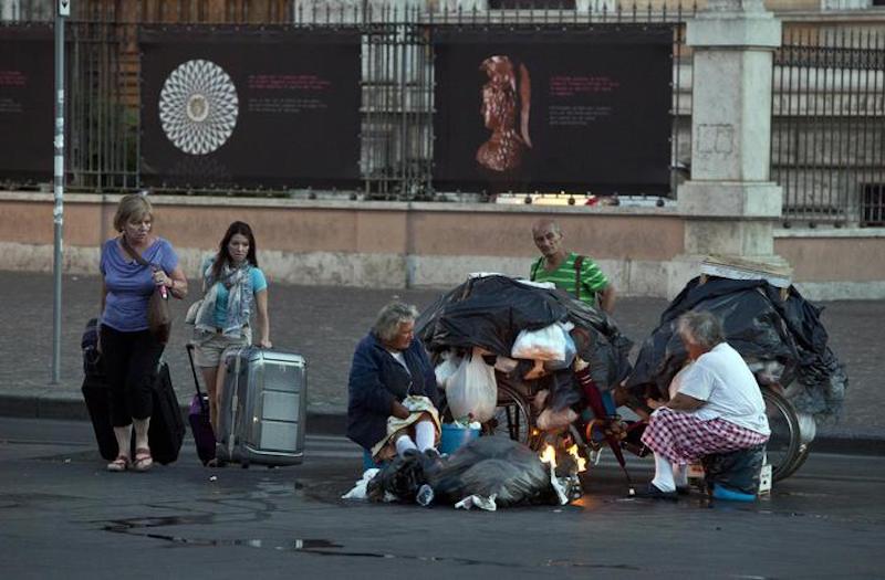 Senza tetto condannato per ordinanza antibivacco. Cassazione lo assolve: "Non è reato vivere in strada"