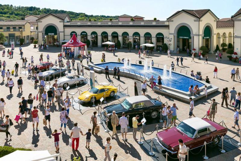 Serravalle, lasciano l'amico addormentato in auto e vanno a fare shopping: liberato dai vigili