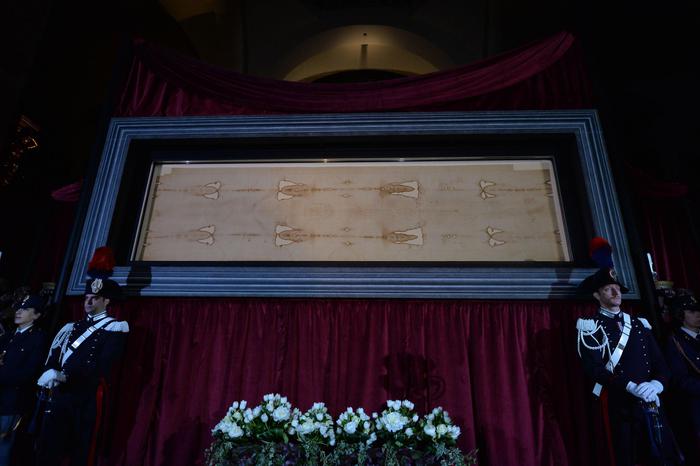 Sacra Sindone ha avvolto il corpo di un uomo torturato e ucciso: studio del Cnr lo conferma