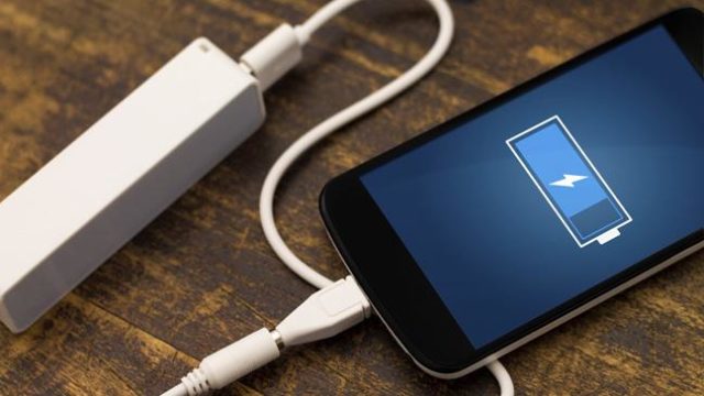 Smartphone, non lo caricate di notte: batteria può prendere fuoco
