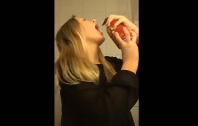 YOUTUBE Soap Challenge: pericolosa moda social tra i giovani, riempirsi la bocca di sapone