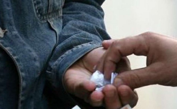 Milano, Corso Como: popolo della "movida" contro spacciatori. Tre africani rischiano linciaggio