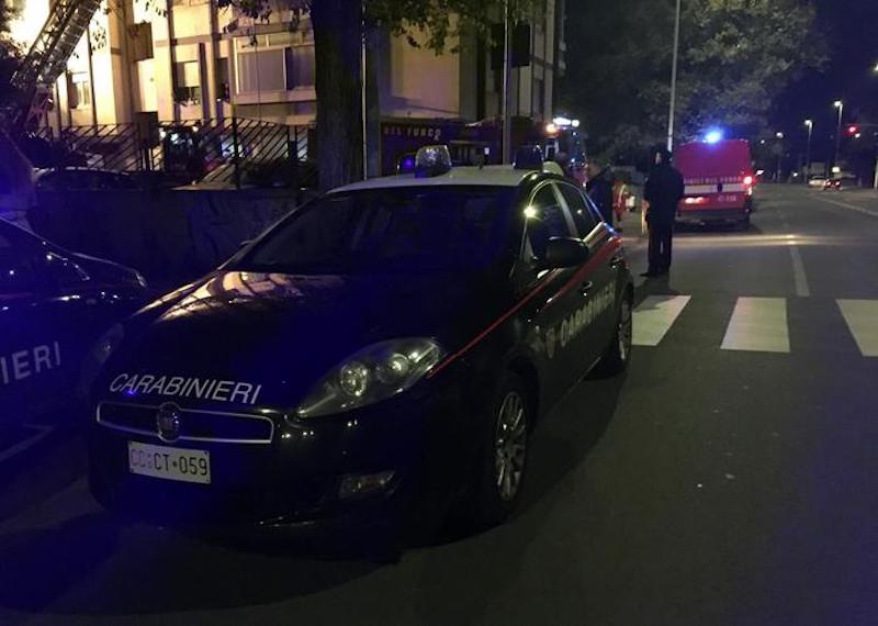 Cologno Monzese, si affaccia al balcone e spara ai ragazzi sotto casa: infastidito dagli schiamazzi