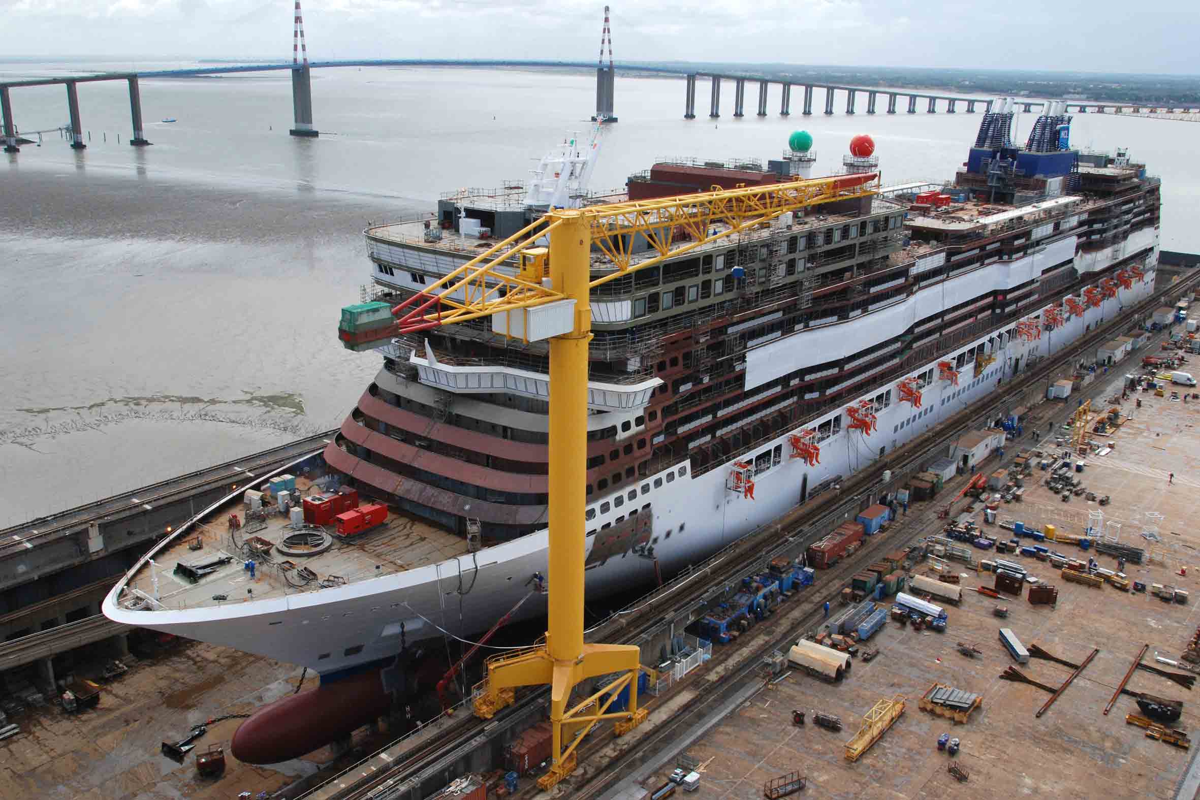 Fincantieri. "Battaglia navale" con la Francia sui cantieri St. Nazaire. Calenda: "Non accettiamo ultimatum"