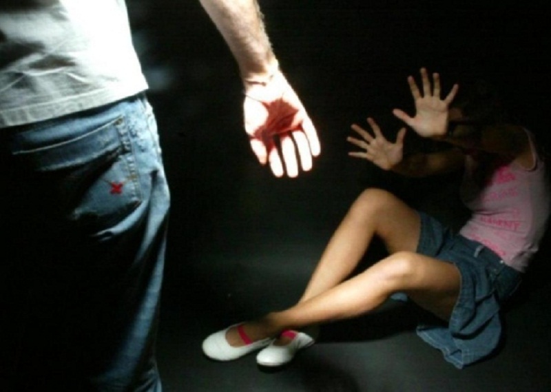 Monza, abusava delle studentesse minorenni durante lo stage: arrestato 54enne