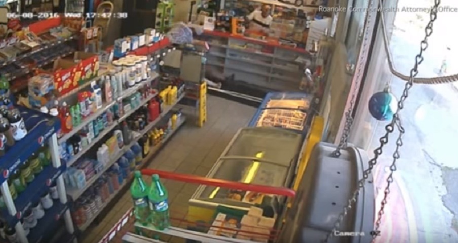 Picchia con una stampella fidanzata incinta: condannato ad 8 anni