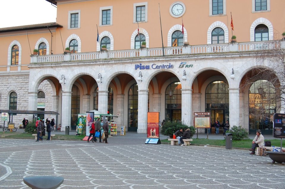 Pisa, turista russa rapinata e picchiata in stazione: arrestate 3 donne rom