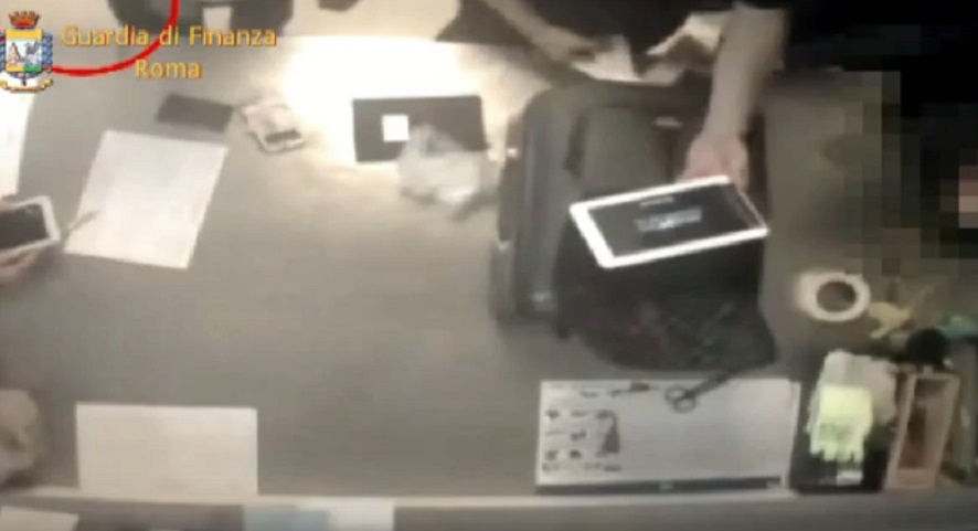 Fiumicino, rubavano tablet, soldi e cellulari da bagagli smarriti