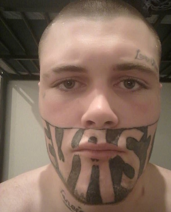 Tatuaggio gli occupa mezza faccia: "Nessuno mi fa lavorare