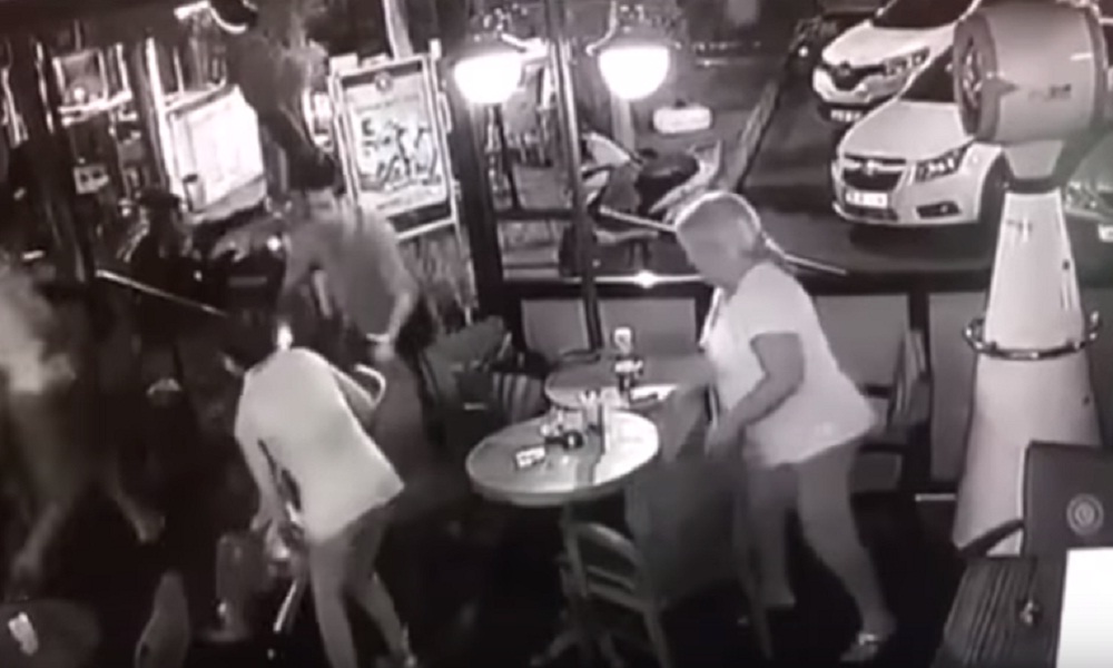 YOUTUBE Terremoto Grecia-Turchia, il momento della scossa in un bar a Bodrum