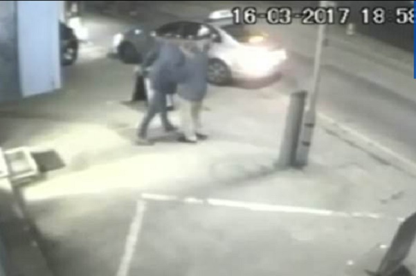 Discutono in strada, uno dei due colpisce con una testata l'altro