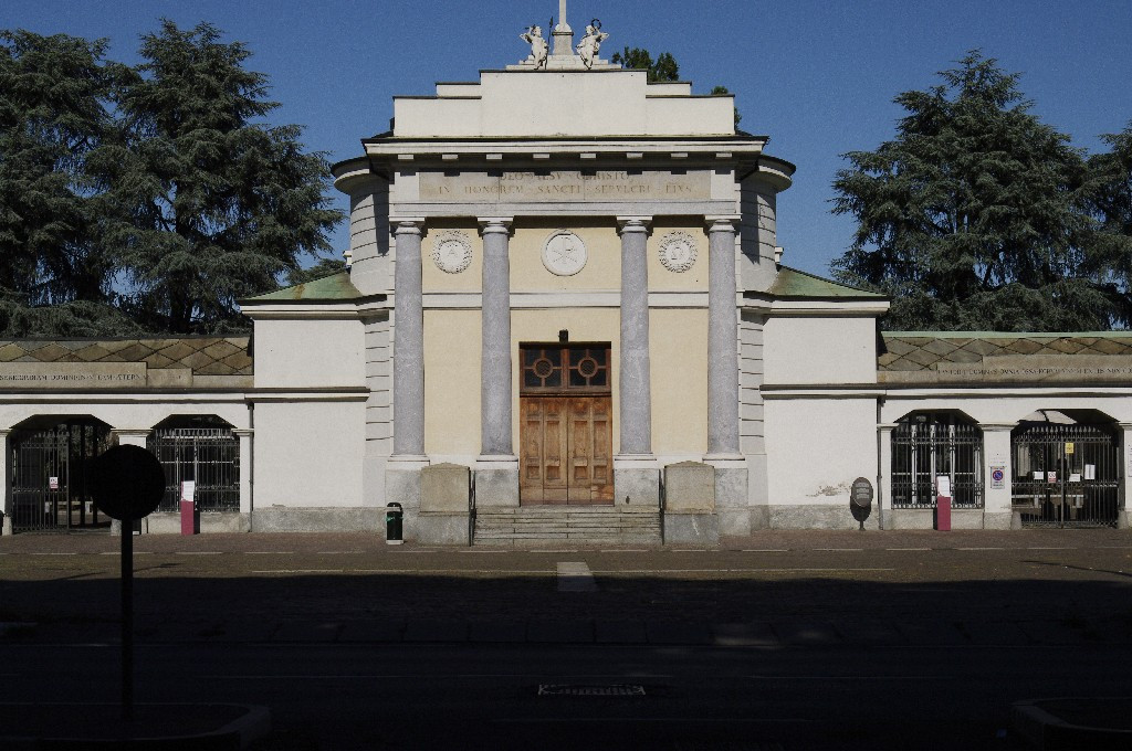 Torino, morta la pensionata che si è data fuoco nel cimitero