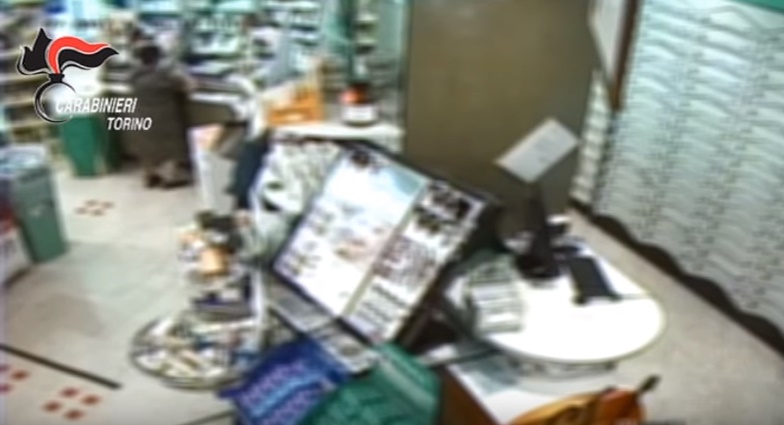 Rapinava farmacie chiedendo "scusa per il disturbo": arrestato a Torino