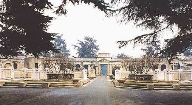 Torino, pensionata si dà fuoco al cimitero monumentale: è grave