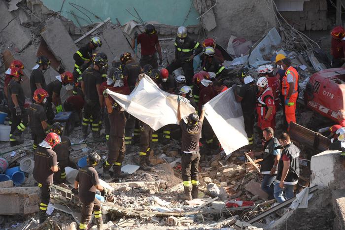Torre Annunziata, crollo palazzina: 6 corpi estratti, individuato il settimo