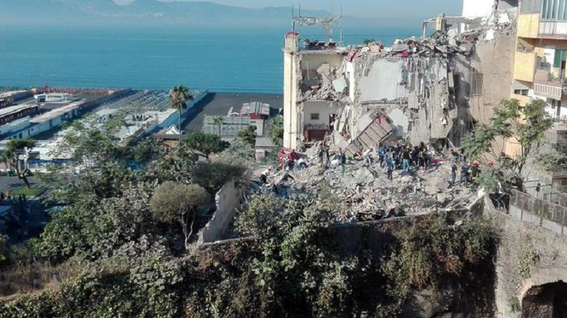 Torre Annunziata: crolla palazzina di 4 piani, 2 famiglie sotto le macerie02