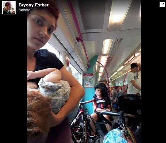 Inghilterra: allatta in piedi su un treno, nessuno la fa sedere. Il selfie indignato su Facebook