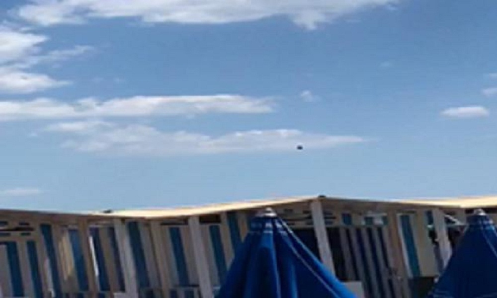 YOUTUBE Tromba d'aria a Ostia, bagnanti travolti da ombrelloni e lettini