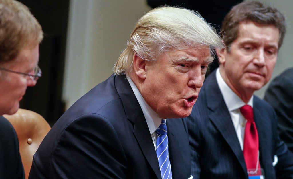 Donald Trump dice no ai transgender nelle forze armate: "Troppi costi e disagi"