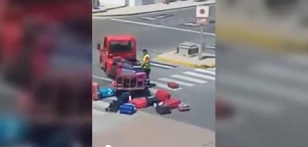 YOUTUBE Ibiza, valige lanciate sul carrello dall'aereo: alcune finiscono a terra