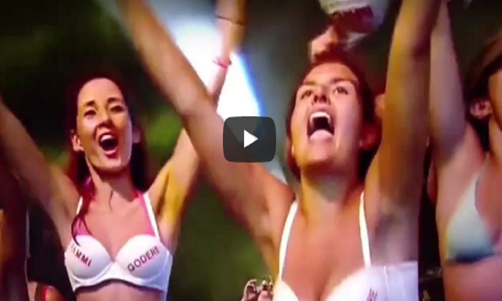 YOUTUBE Vasco Rossi Modena Park, il lancio di reggiseni in diretta durante Rewind