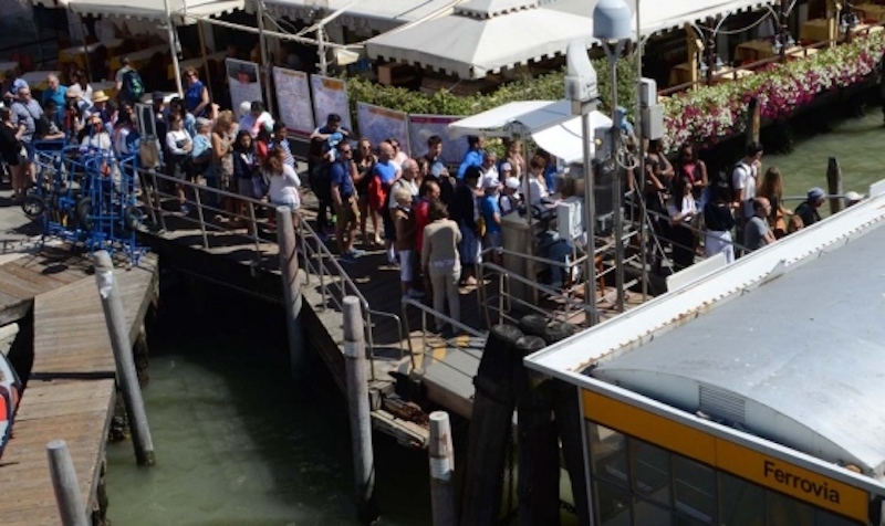 Venezia, 60enne in fila all'imbarcadero per ore: fermato palpeggiatore seriale02