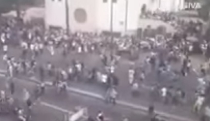 Venezuela, Tensione a Caracas, un morto ai seggi. Plebiscito referendum, 98,4% contro Maduro