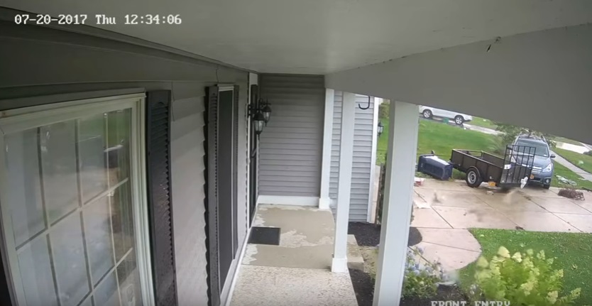 Vento fortissimo: auto parcheggiata si sposta