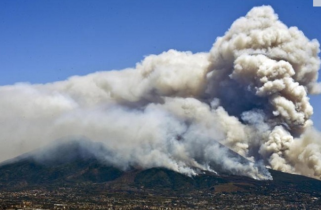 Vesuvio in fiamme da sabato: arriva l'esercito per fermare gli incendiari