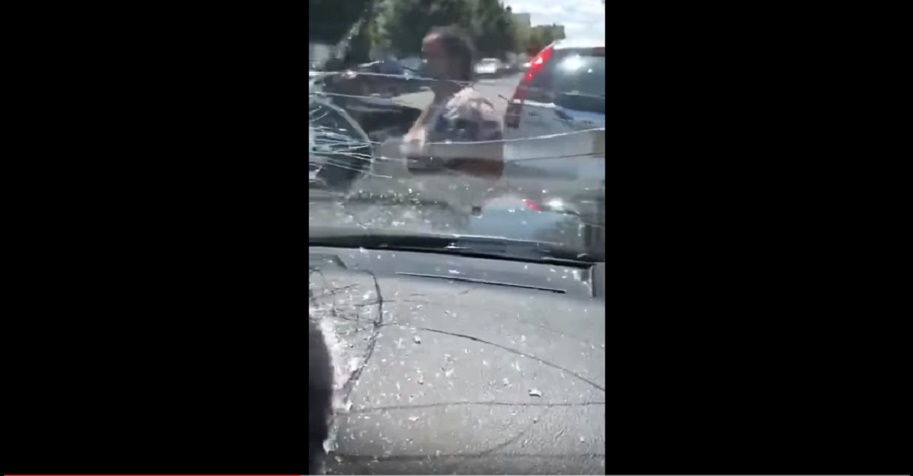 Ex moglie distrugge vetri dell'auto a martellate: i figli a bordo piangono