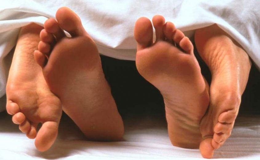 Vicenza, scopre il figlio ventenne a letto con la vicina di 39. Rissa tra mamma e amante