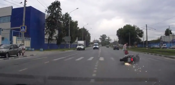 VIDEO Moto fuori controllo travolge una ragazza: l'impatto è tremendo