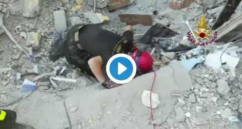 Torre Annunziata, i tentativi disperati dei soccorritori per trovare i dispersi VIDEO