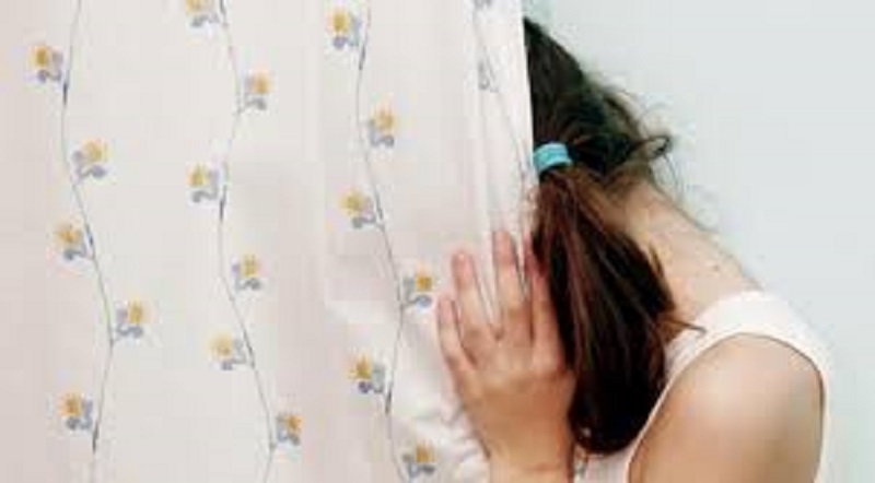 Bari, a 12 anni violentata per mesi da un branco di ragazzini: l'hanno anche filmata