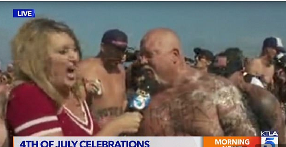 Vomita addosso all'intervistatrice durante le celebrazioni del 4 luglio