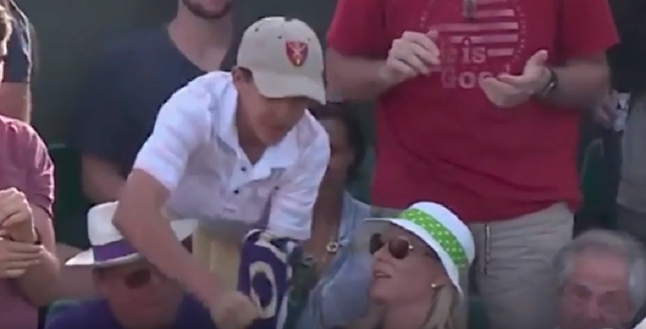 Tennista lancia asciugamano al ragazzo: spettatore glielo scippa davanti a tutti